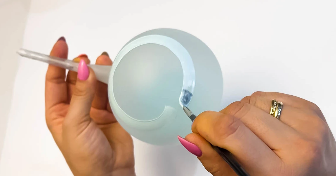 Proces ręcznego malowania szklanej bombki choinkowej