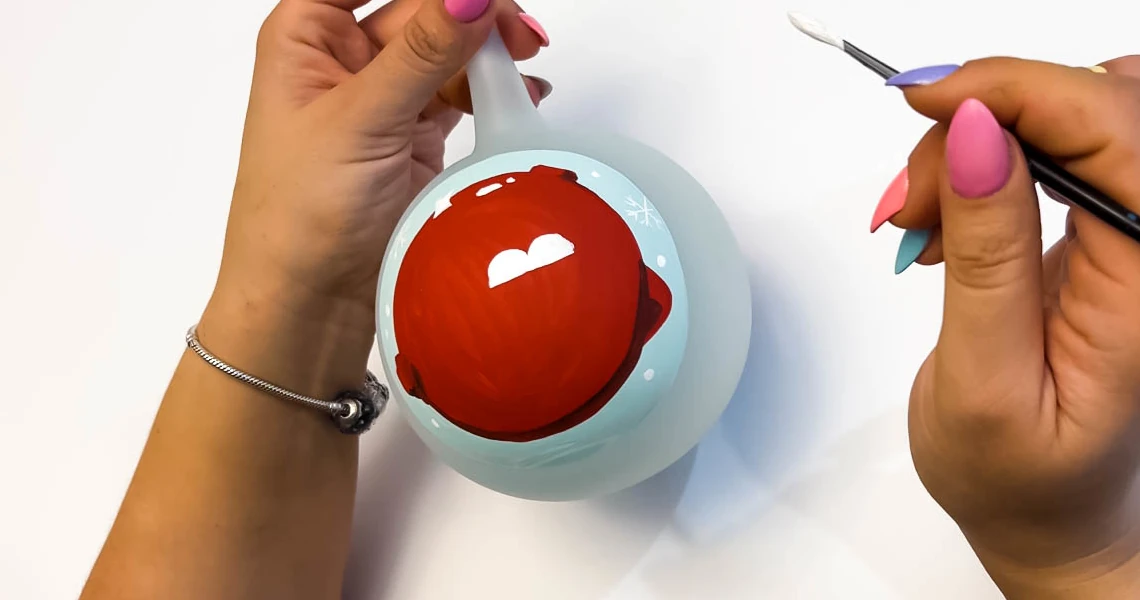 Proces ręcznego malowania szklanej bombki choinkowej