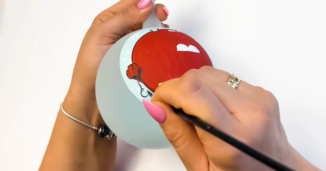 Proces ręcznego malowania szklanej bombki choinkowej