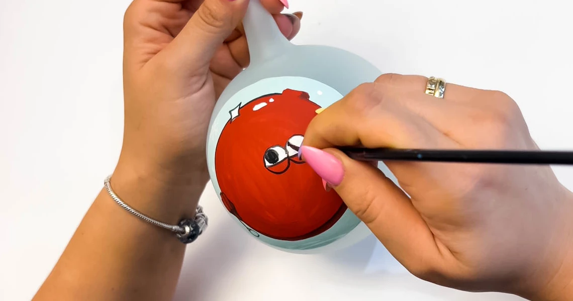 Proces ręcznego malowania szklanej bombki choinkowej