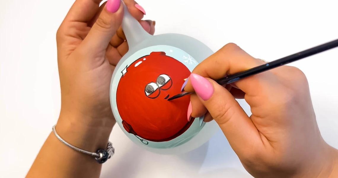 Proces ręcznego malowania szklanej bombki choinkowej