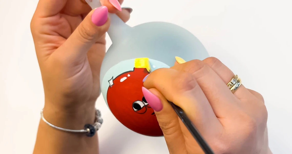 Proces ręcznego malowania szklanej bombki choinkowej