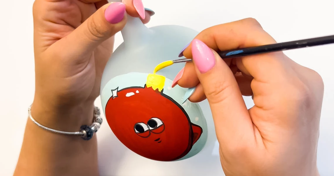 Proces ręcznego malowania szklanej bombki choinkowej