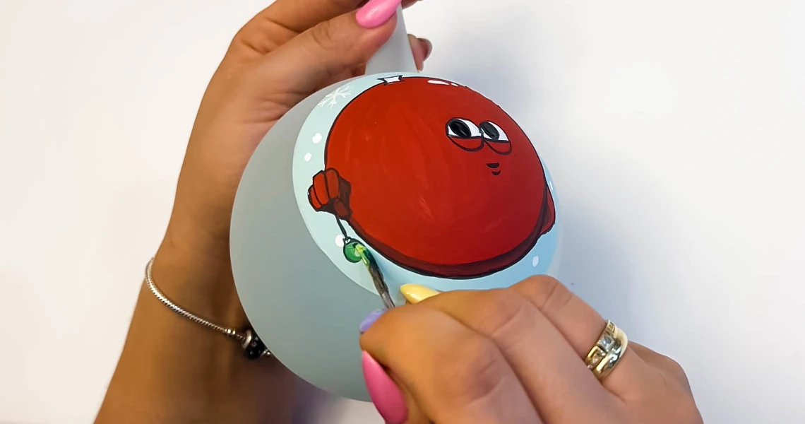 Proces ręcznego malowania szklanej bombki choinkowej