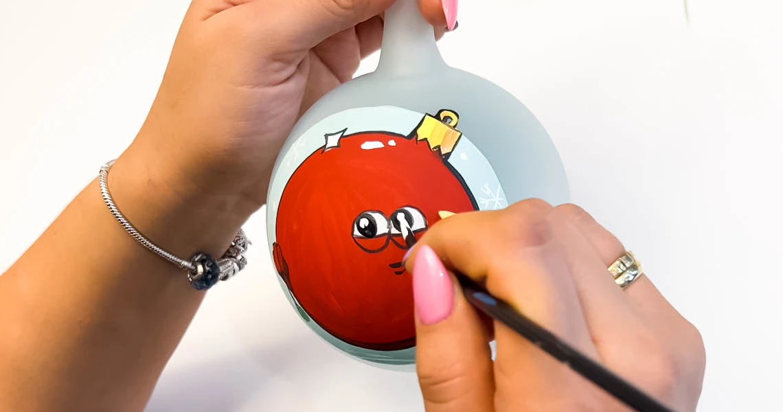 Proces ręcznego malowania szklanej bombki choinkowej