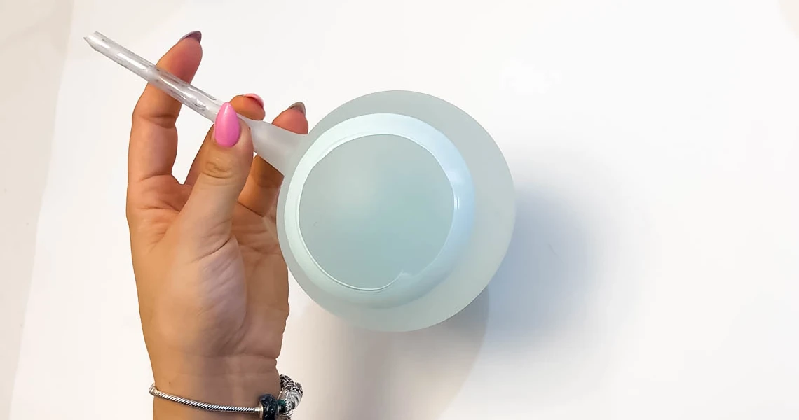 Proces ręcznego malowania szklanej bombki choinkowej