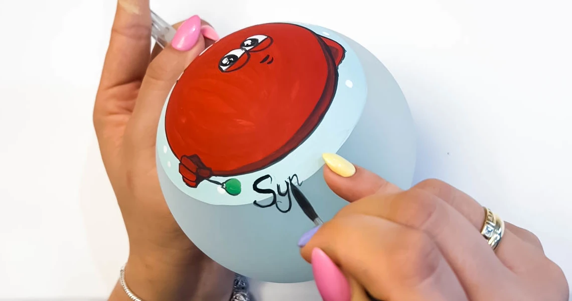 Proces ręcznego malowania szklanej bombki choinkowej