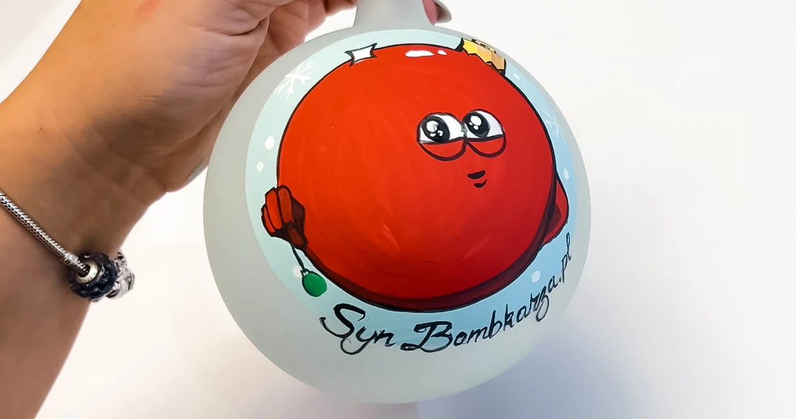 Proces ręcznego malowania szklanej bombki choinkowej
