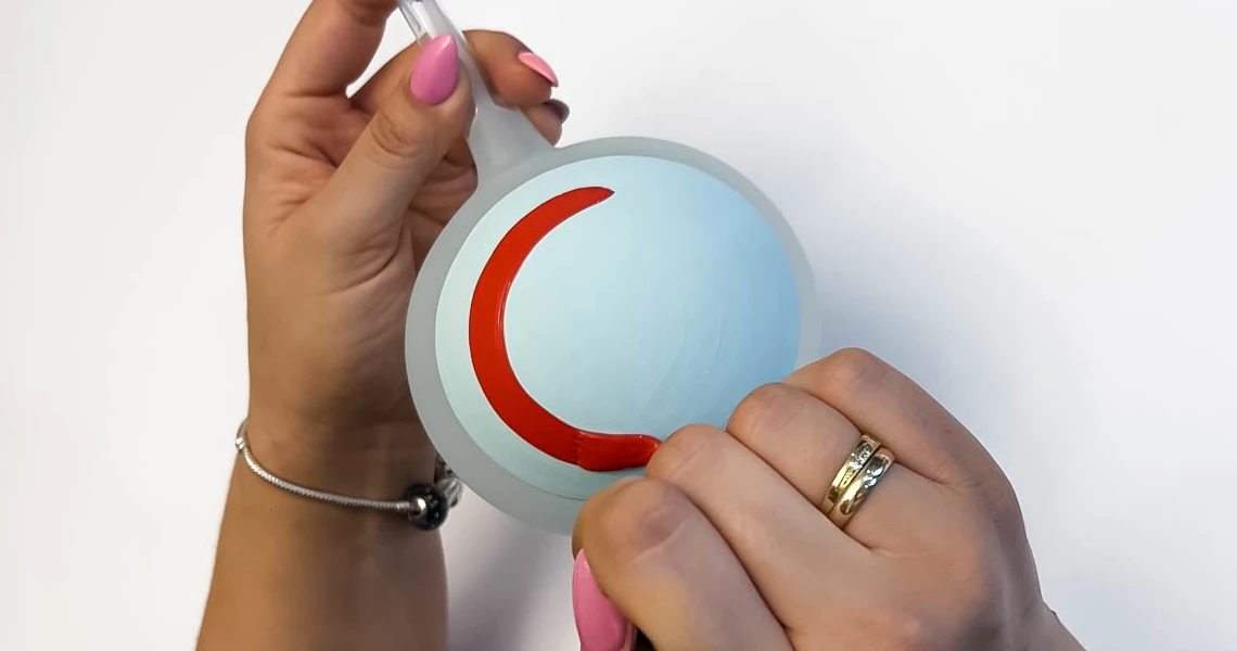 Proces ręcznego malowania szklanej bombki choinkowej