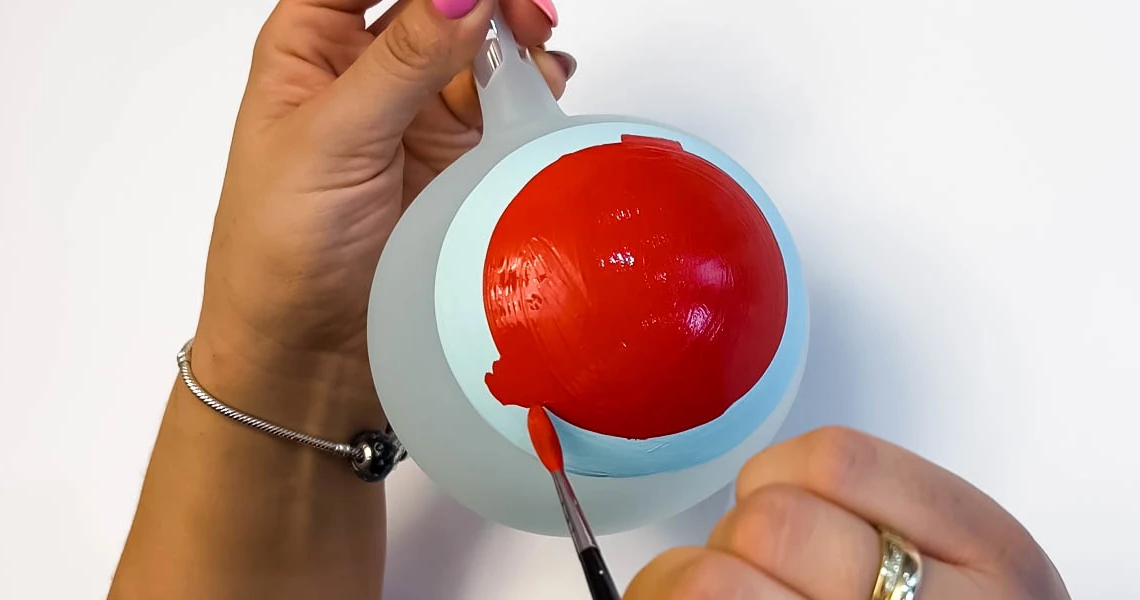 Proces ręcznego malowania szklanej bombki choinkowej