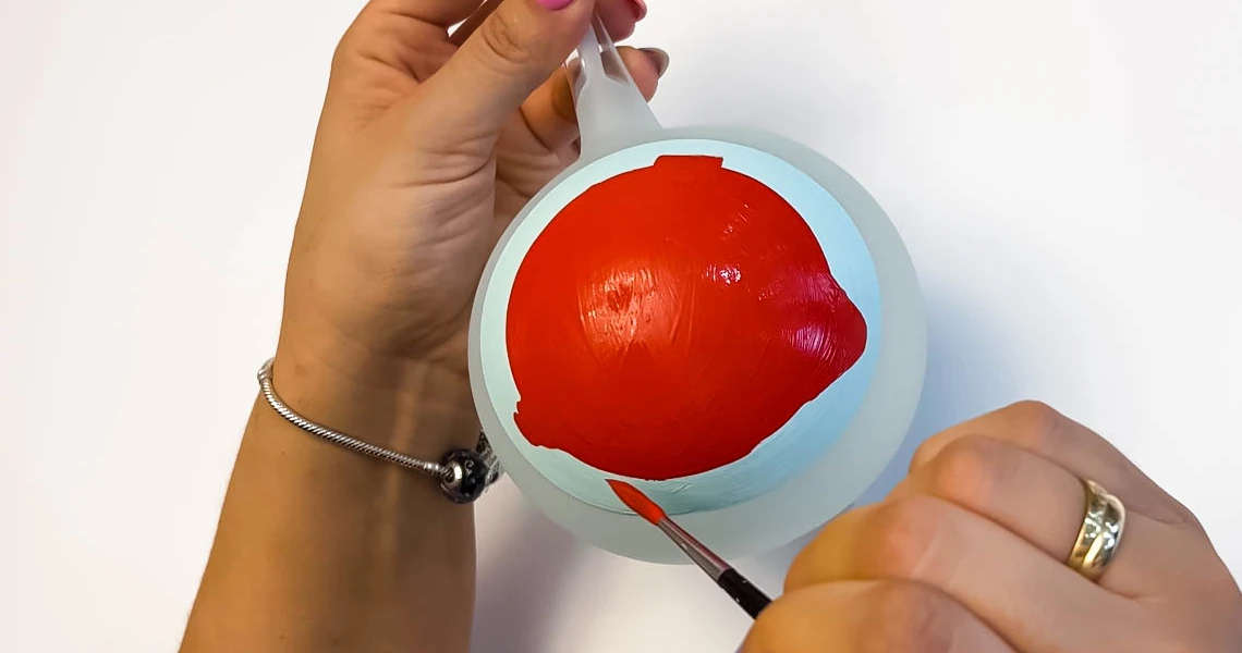 Proces ręcznego malowania szklanej bombki choinkowej