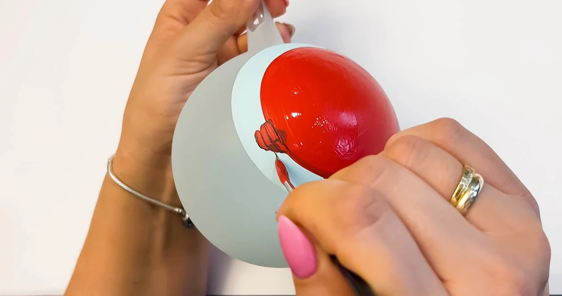 Proces ręcznego malowania szklanej bombki choinkowej