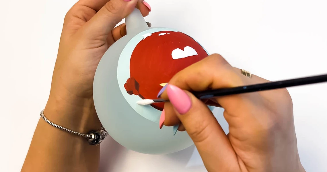 Proces ręcznego malowania szklanej bombki choinkowej