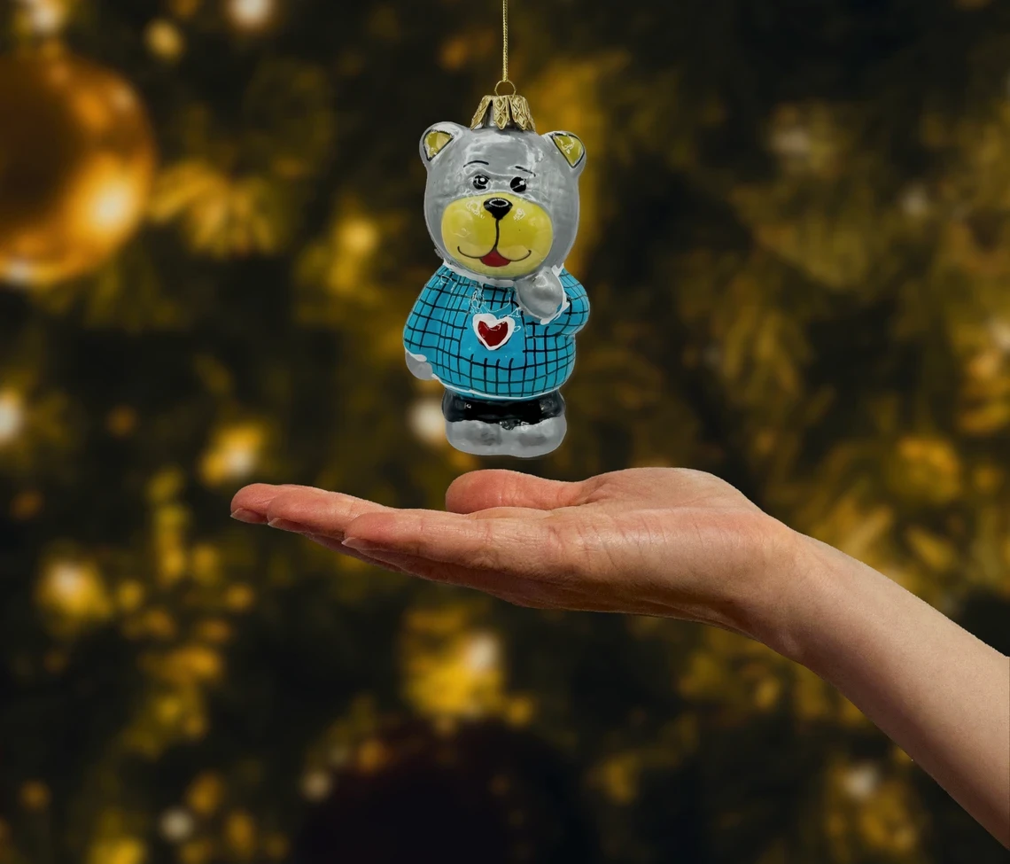 Bombka szklana figurka Uroczy miś w niebieskim sweterku realne zdjęcie