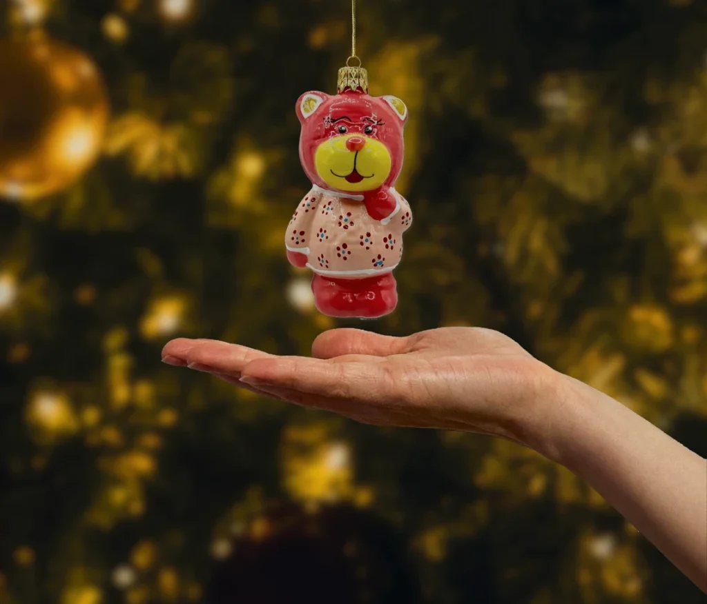 Bombka szklana figurka Uroczy miś w różowym sweterku realne zdjęcie