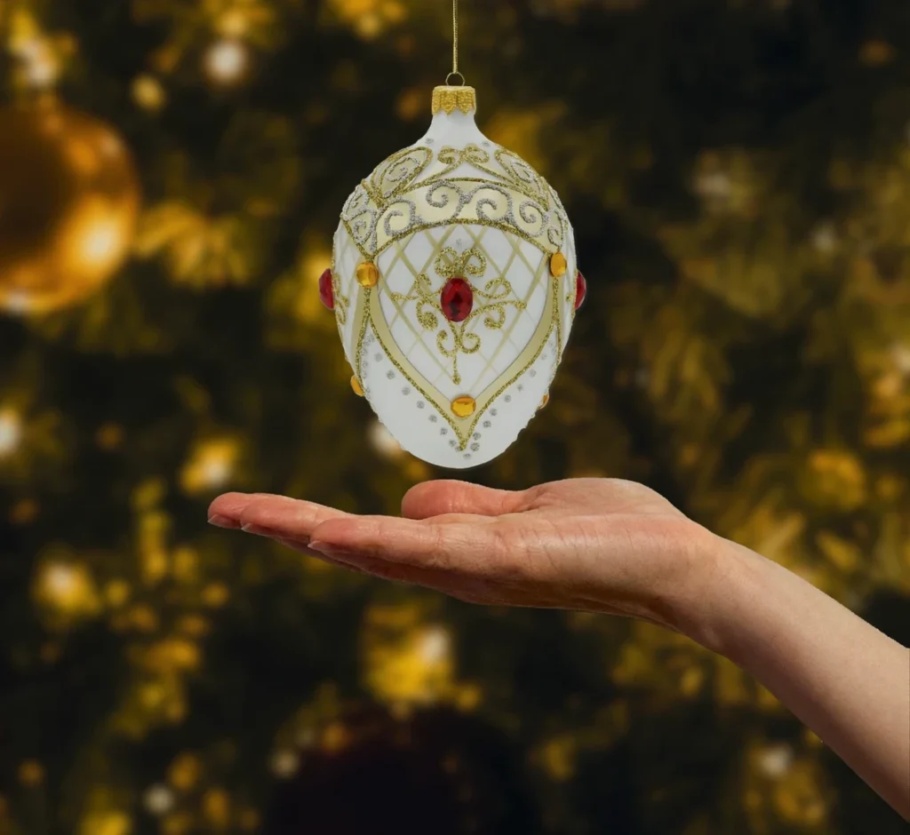 Bombka szklana figurka Ekskluzywne jajo Faberge z rubinem: białe realne zdjęcie