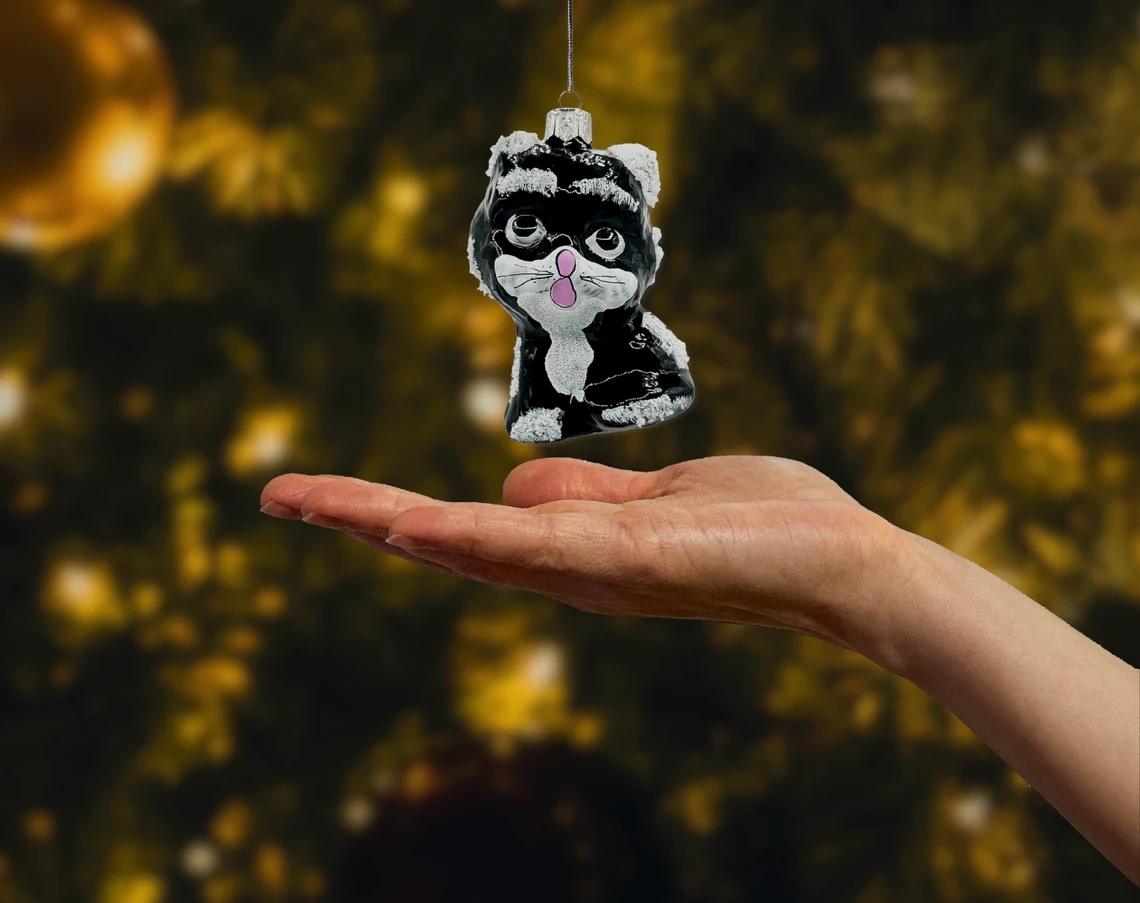 Bombka szklana figurka Kotek z różowym noskiem: czarno-biały realne zdjęcie