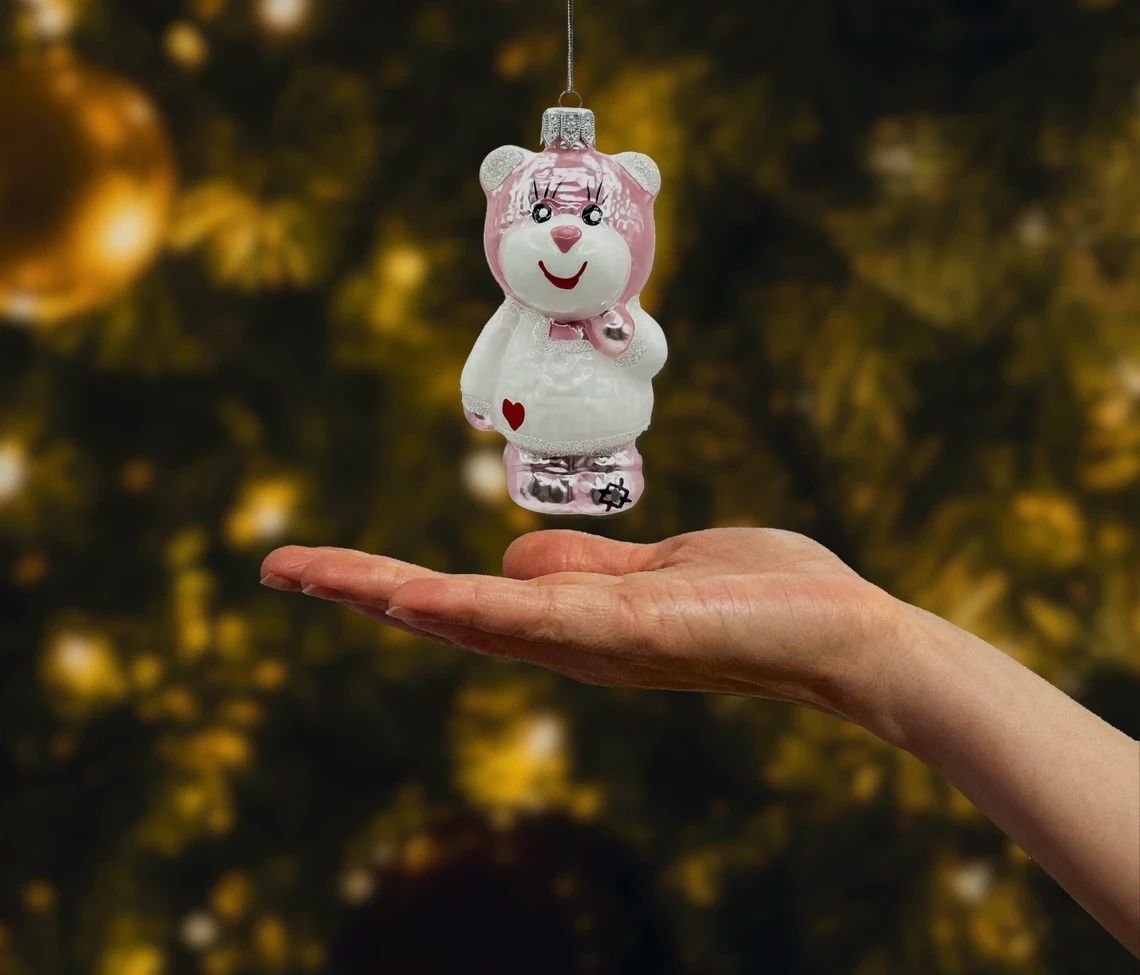 Bombka szklana figurka Uroczy Miś w białym sweterku: różowy realne zdjęcie