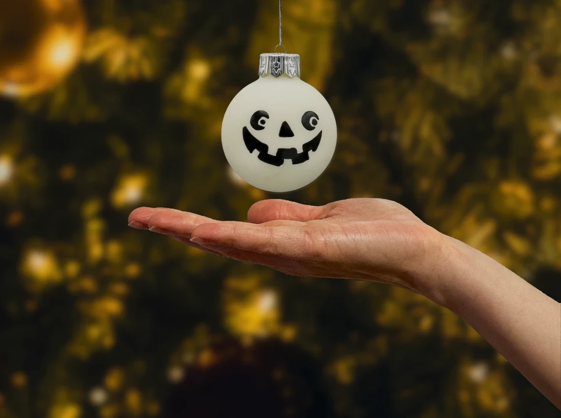 Szklana Biała bombka z uśmiechem dyni realne zdjęcie