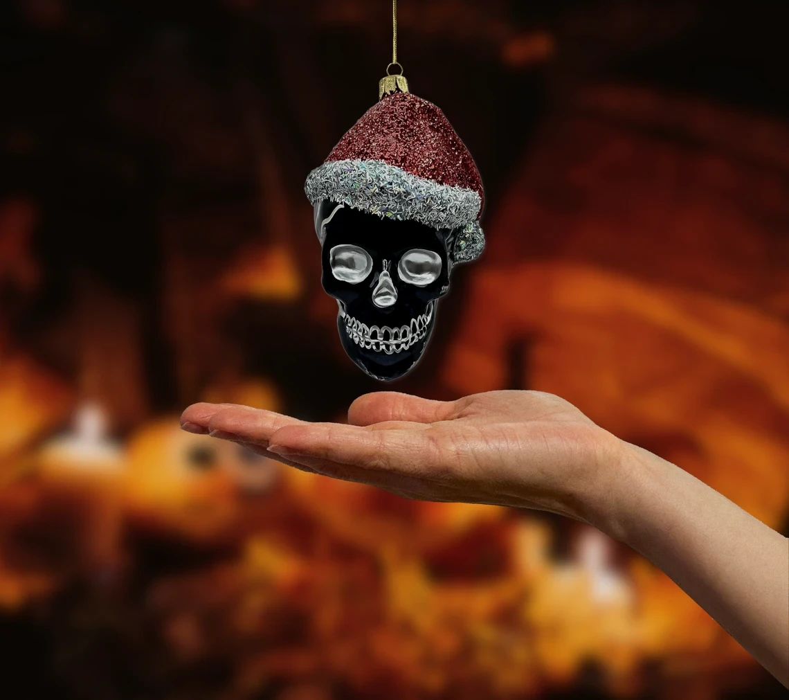 Bombka szklana figurka Czaszka w czapce świętego Mikołaja z srebrnymi akcentami realne zdjęcie