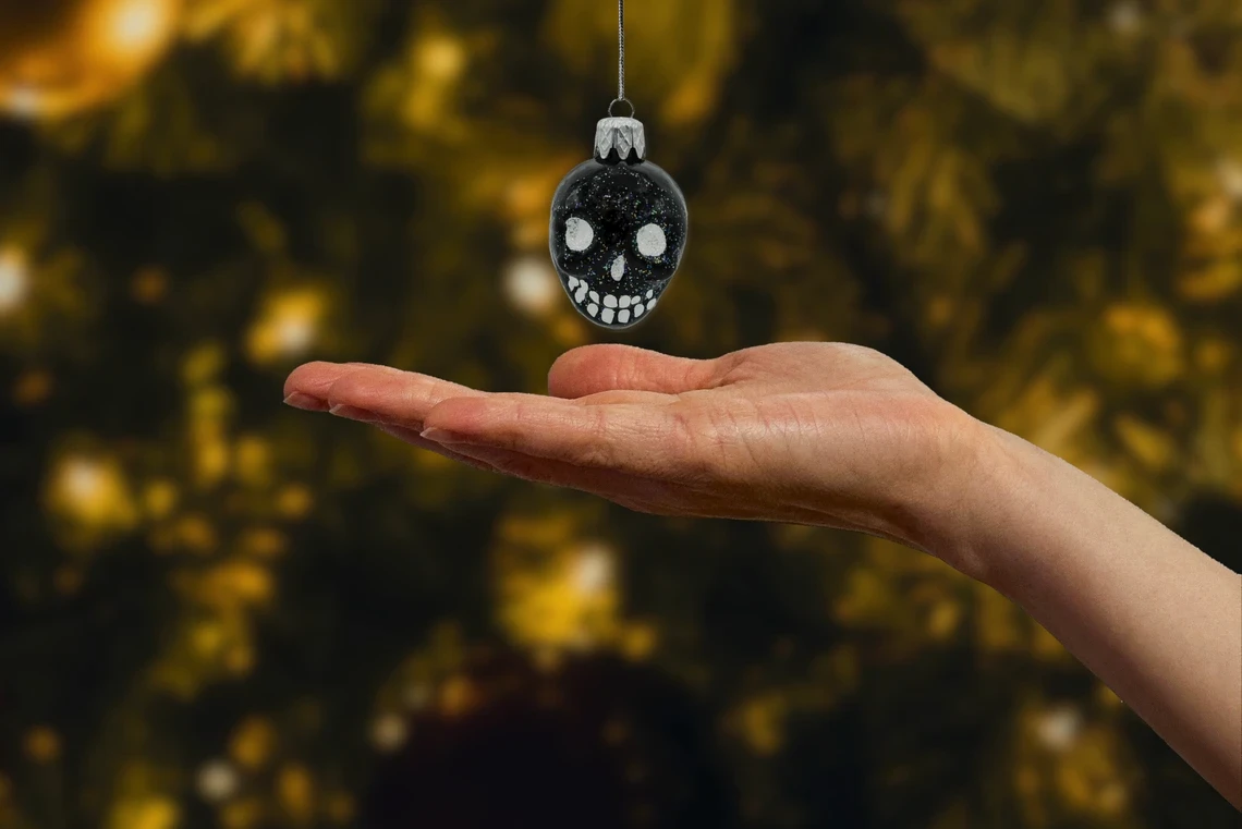 Bombka szklana Czaszka z brokatowymi oczami: biała realne zdjęcie