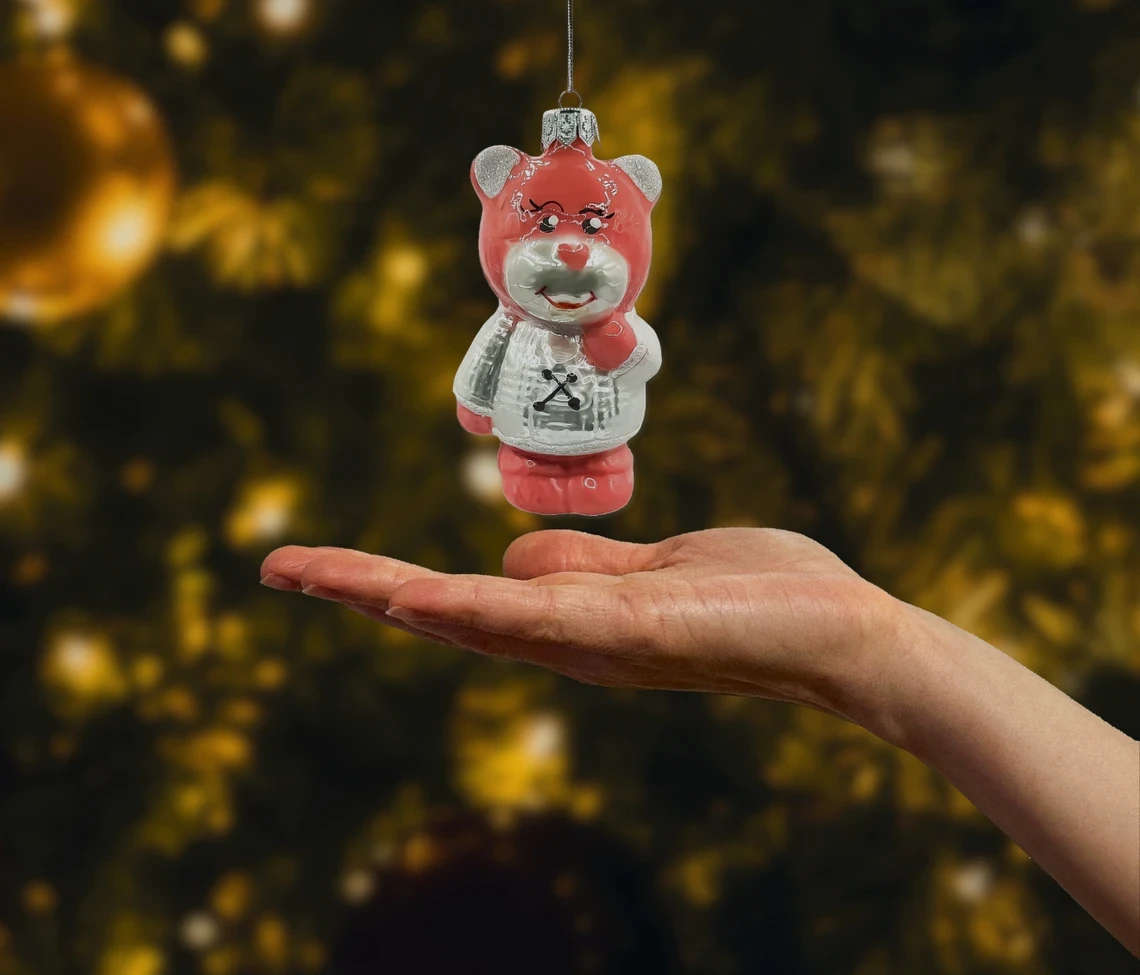 Bombka szklana figurka Uroczy Miś w białym sweterku realne zdjęcie