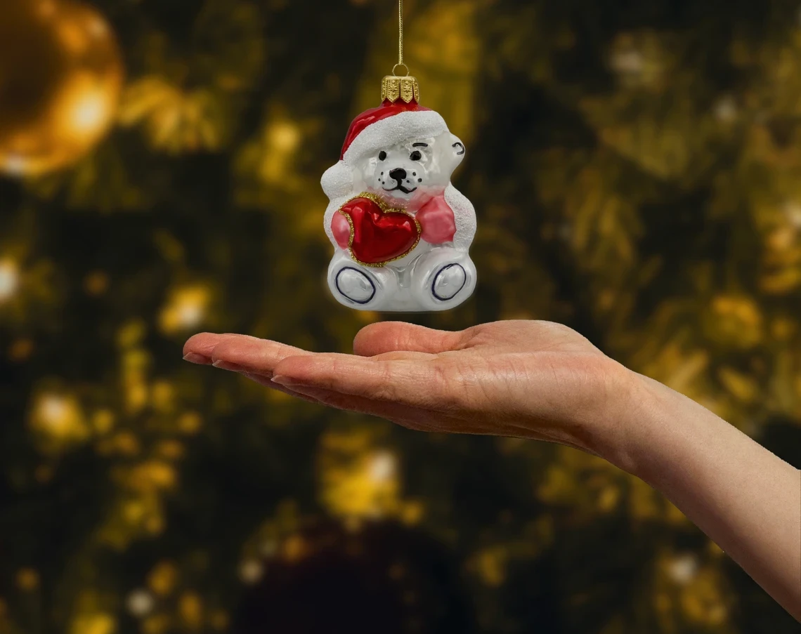 Bombka szklana Syn Bombkarza Miś polarny z czerwonym sercem i różowymi rękawiczkami realne zdjęcie