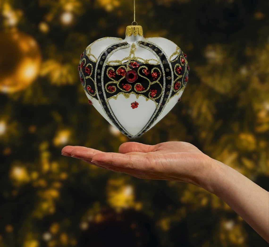 Bombka szklana Serce z bogatymi zdobieniami i rubinami: białe realne zdjęcie