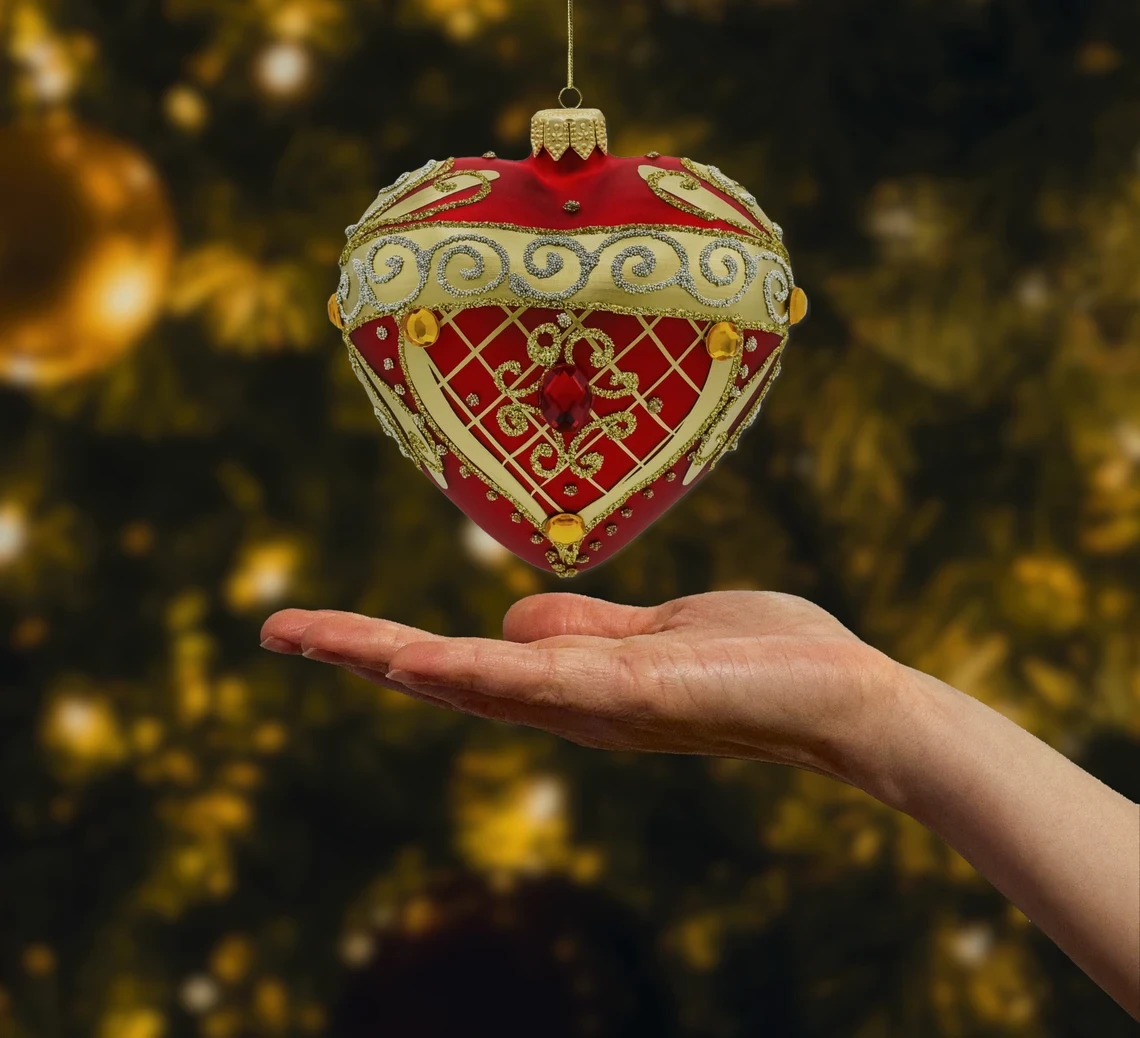 Bombka szklana Serce ze złotymi zdobieniami i kryształkami: czerwone realne zdjęcie