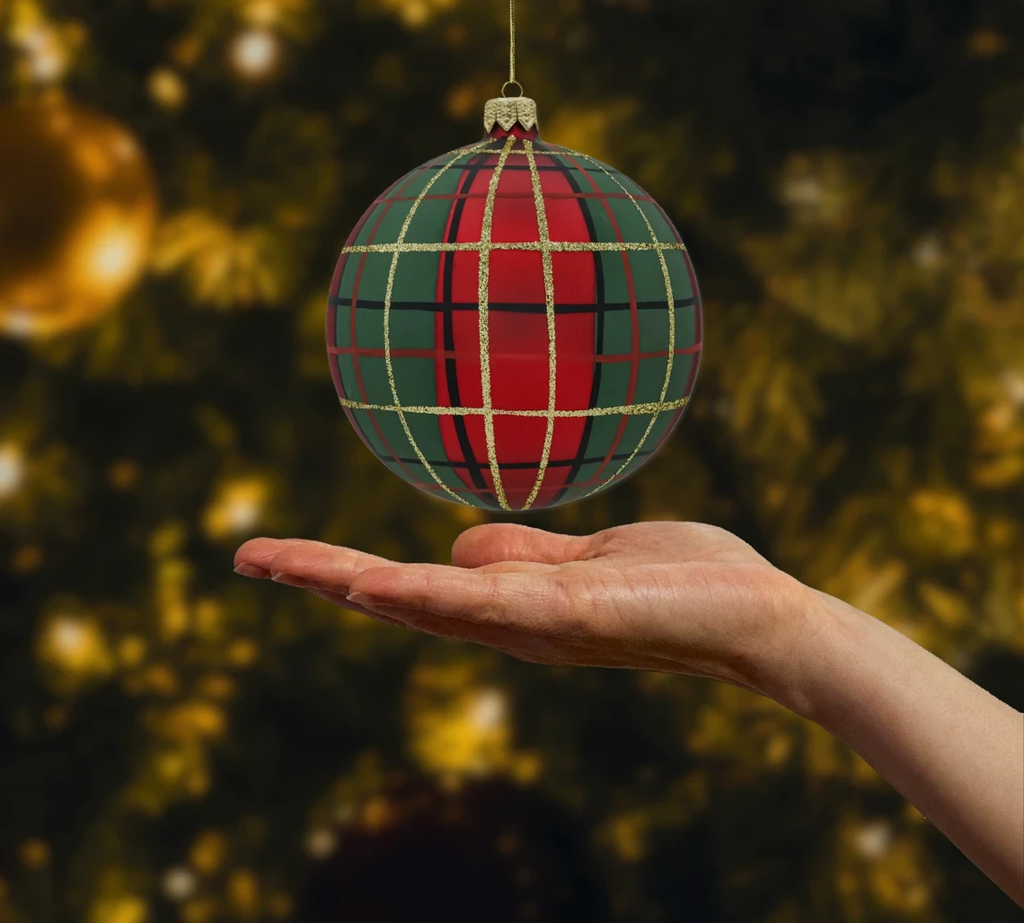 Szklana Bombka okrągła Szkocka krata ze złotymi akcentami: czerwono-zielona realne zdjęcie