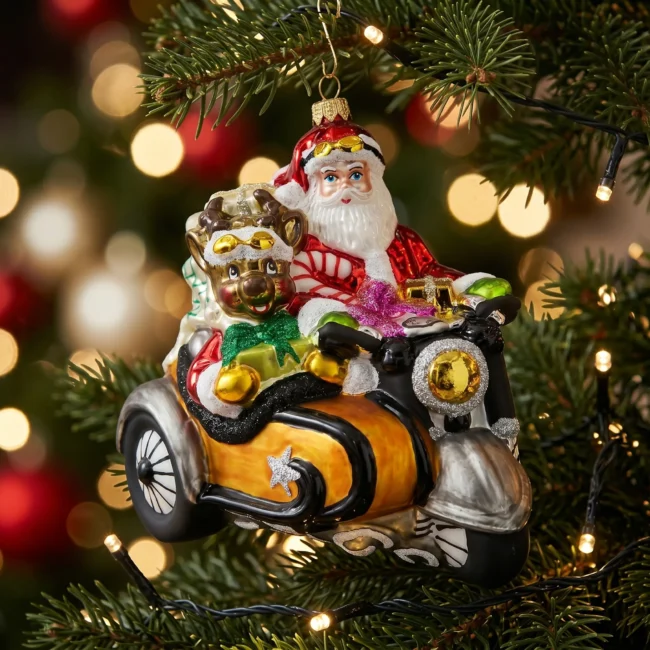Syn_Bombkarza-wielki-swiety-mikolaj-na-motocyklu-z-reniferem-SNBK0360_square_2048
