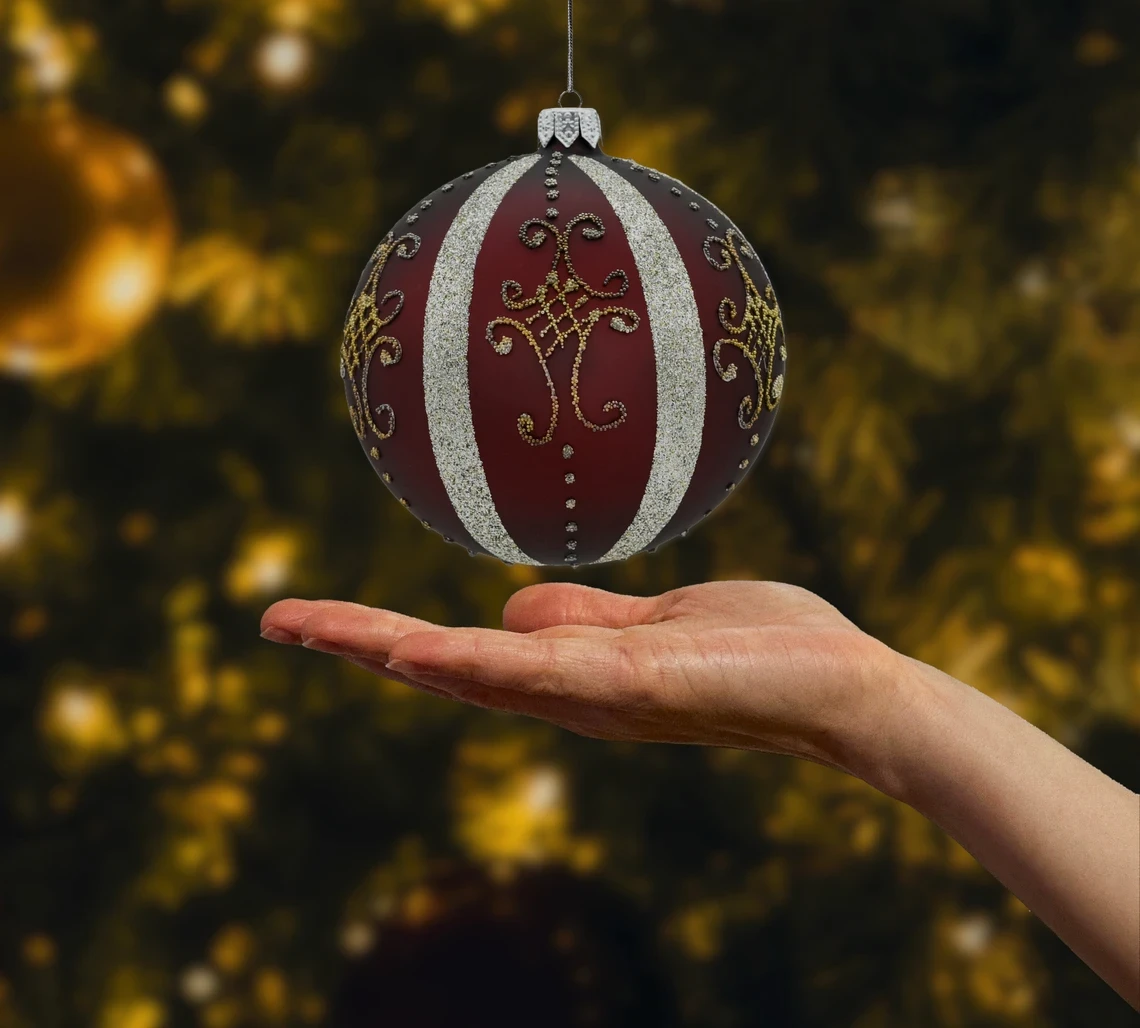 Szklana okrągła Bombka czerwona z eleganckimi srebrnymi zdobieniami realne zdjęcie