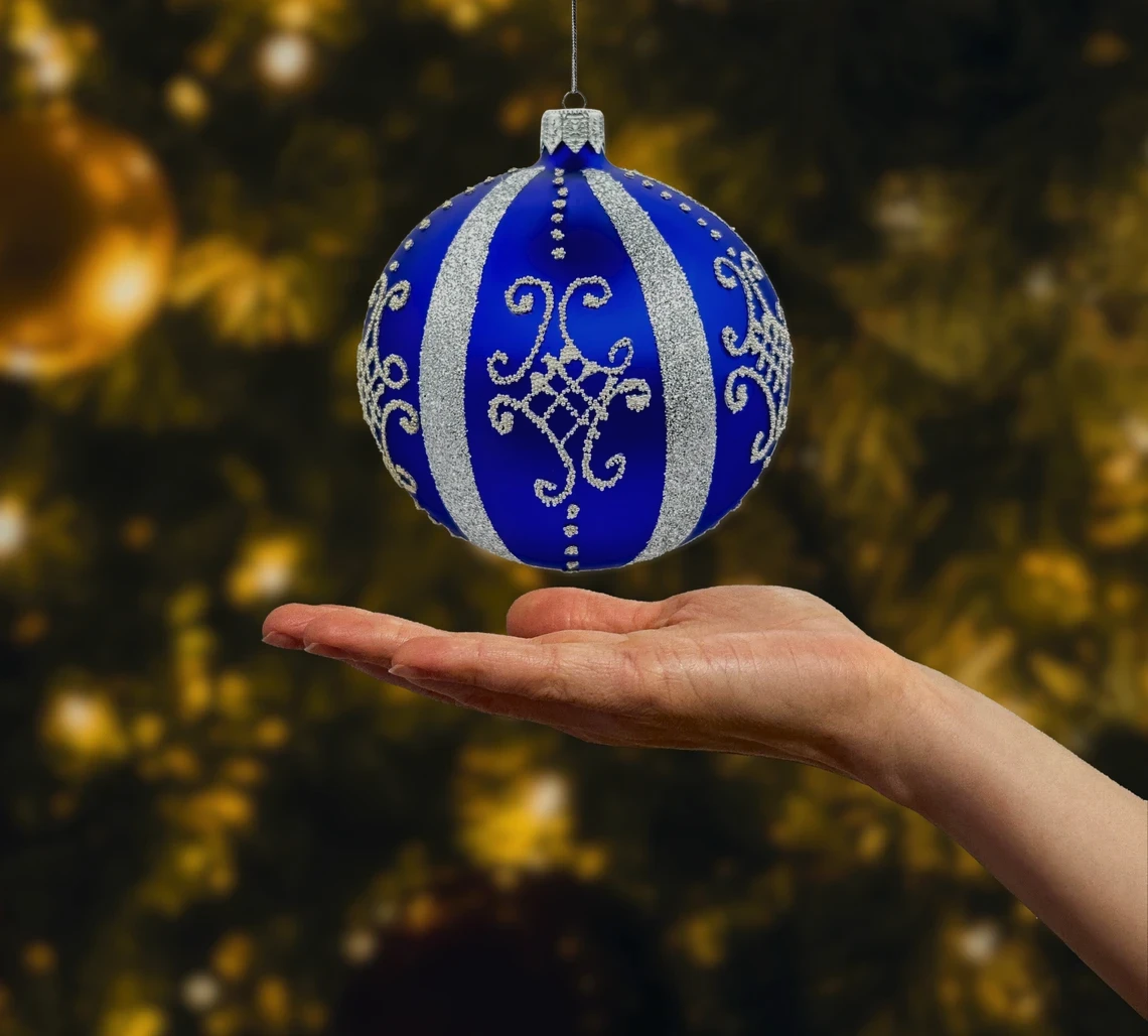 Szklana okrągła Bombka niebieska z eleganckimi srebrnymi zdobieniami realne zdjęcie