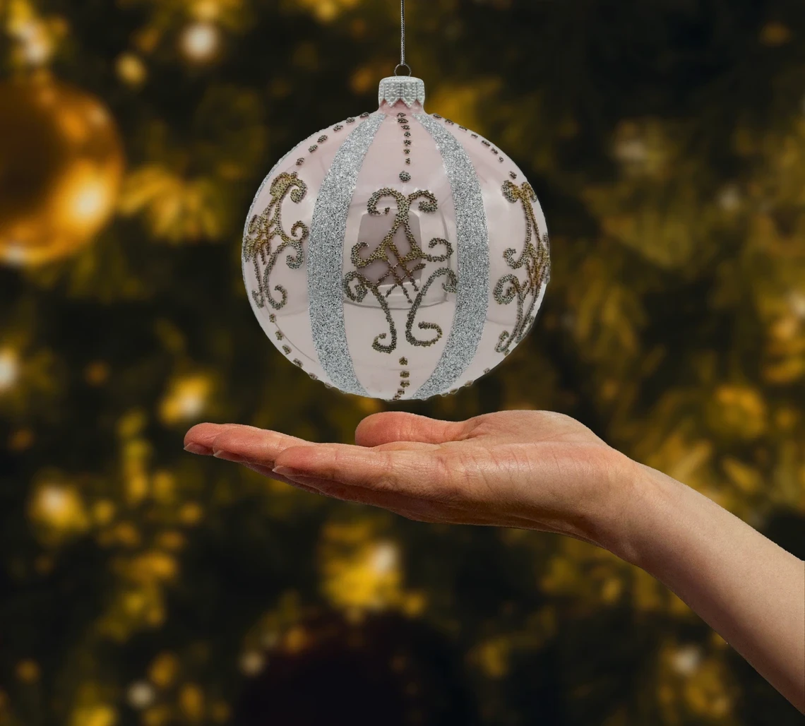 Szklana okrągła Bombka różowa z eleganckimi srebrnymi zdobieniami realne zdjęcie