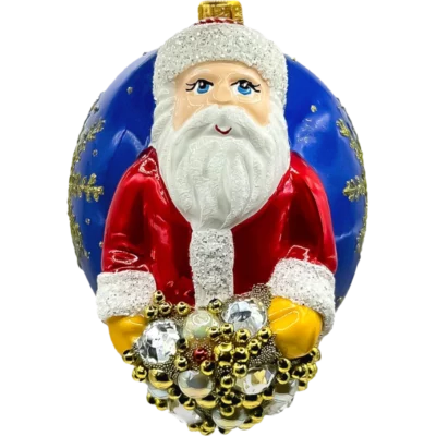 Szklana bombka choinkowa Święty Mikołaj na niebieskiej bombce z zimowymi zdobieniami