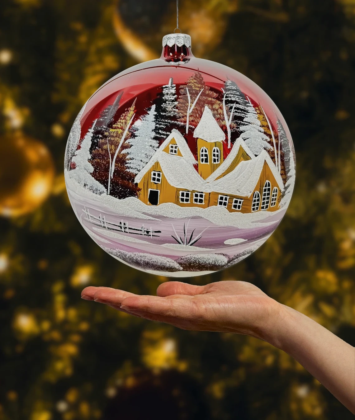Szklana okrągła Bombka Duża Zimowa chata w lesie: czerwony realne zdjęcie