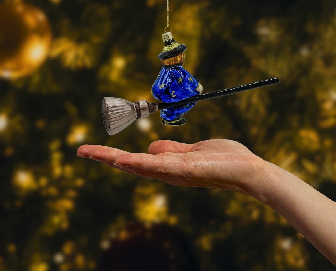 Szklana bombka figurka Niebieska Czarownica na Miotle realne zdjęcie