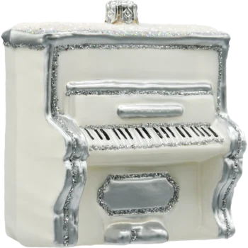 Pianino w bieli ze srebrnymi zdobieniami