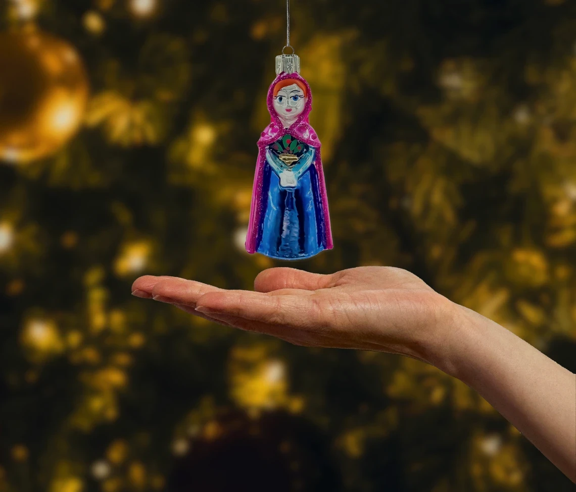 Bombka szklana figurka Bajkowa postać w różowym płaszczu i niebieskiej sukni realne zdjęcie