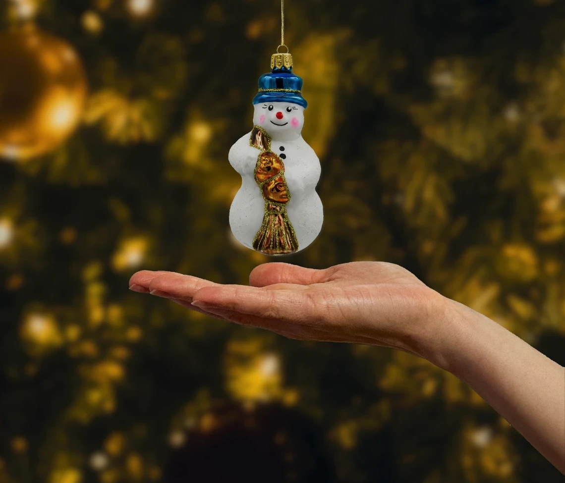 Bombka szklana figurka Bałwan w kapeluszu: niebieski realne zdjęcie