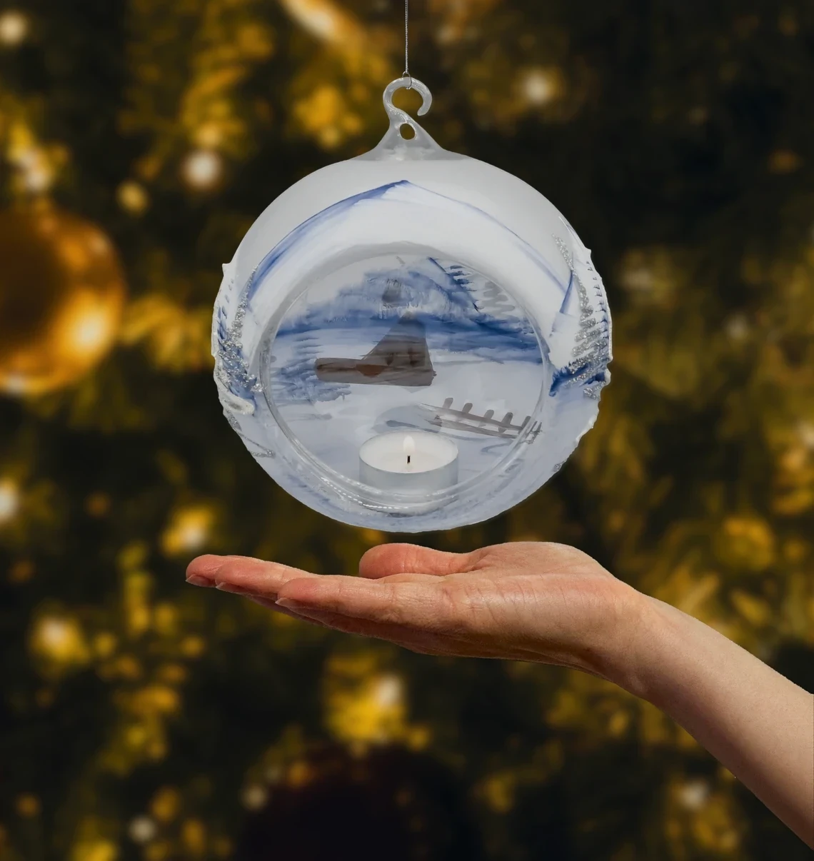 Szklana bombka okrągła Bombka Lampion ze stojakiem: Zimowa Chatka realne zdjęcie