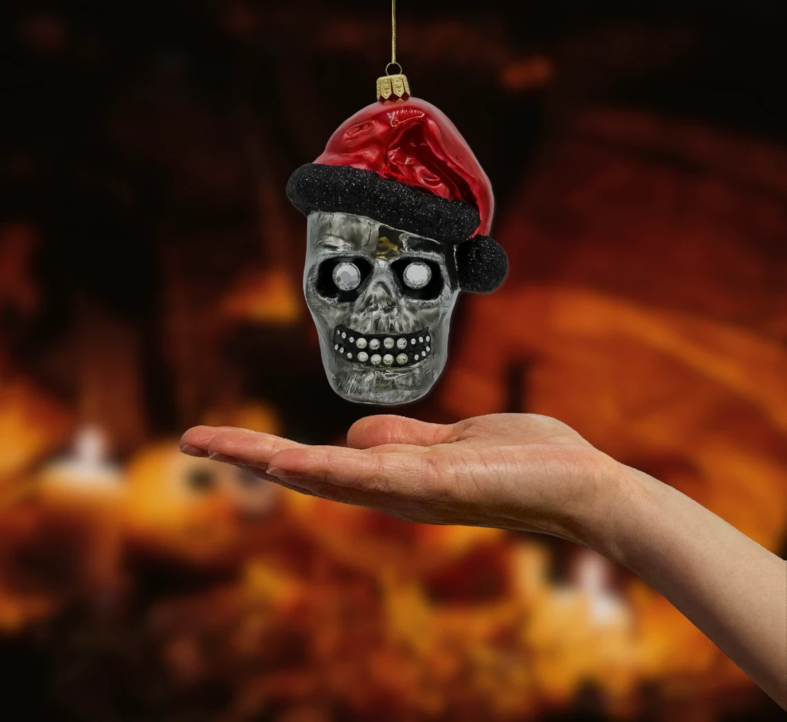 Bombka szklana figurka Czaszka Halloween w czapce Świętego Mikołaja: szara realne zdjęcie