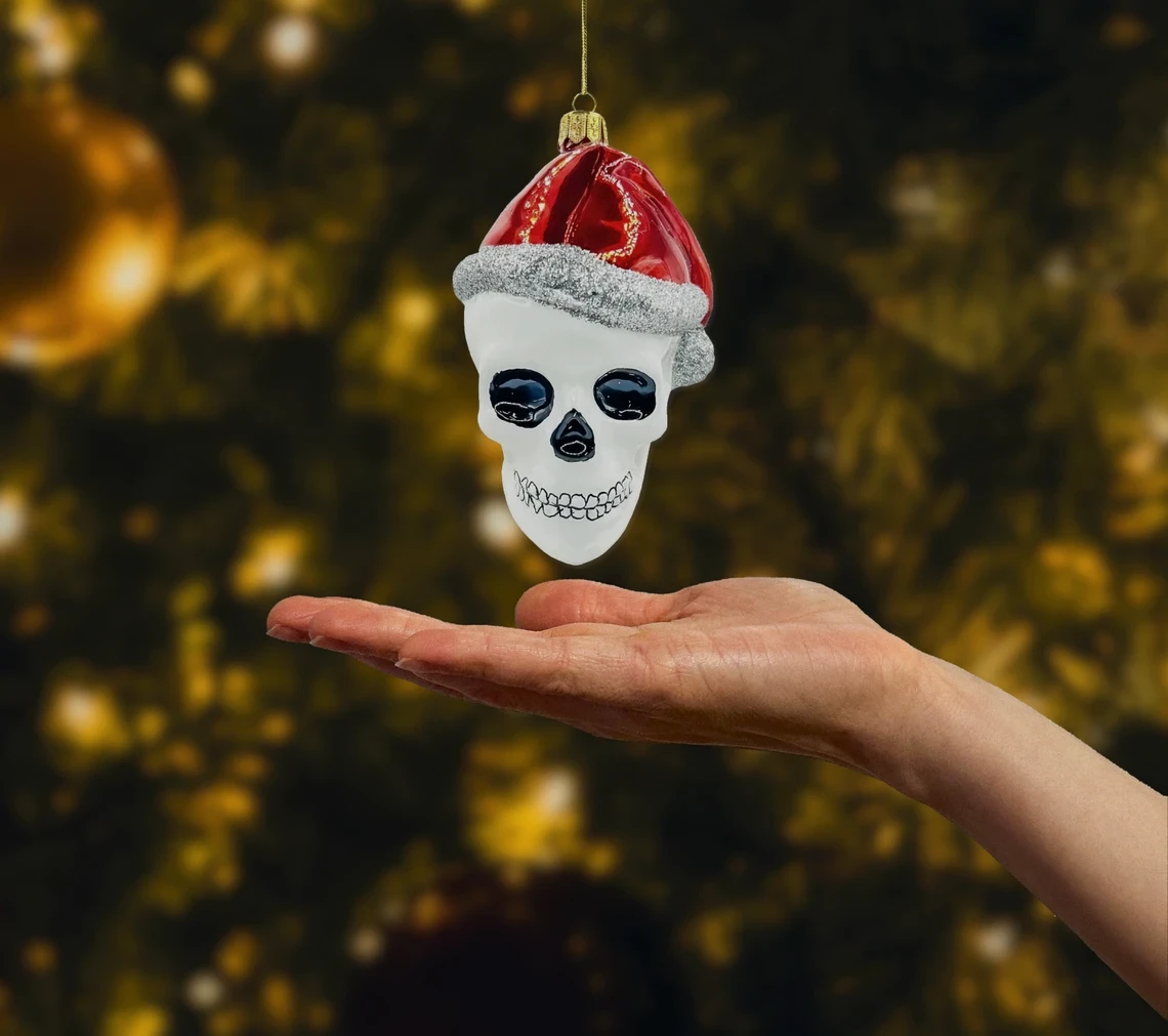 Bombka szklana figurka Czaszka z czapką Świętego Mikołaja: biała realne zdjęcie