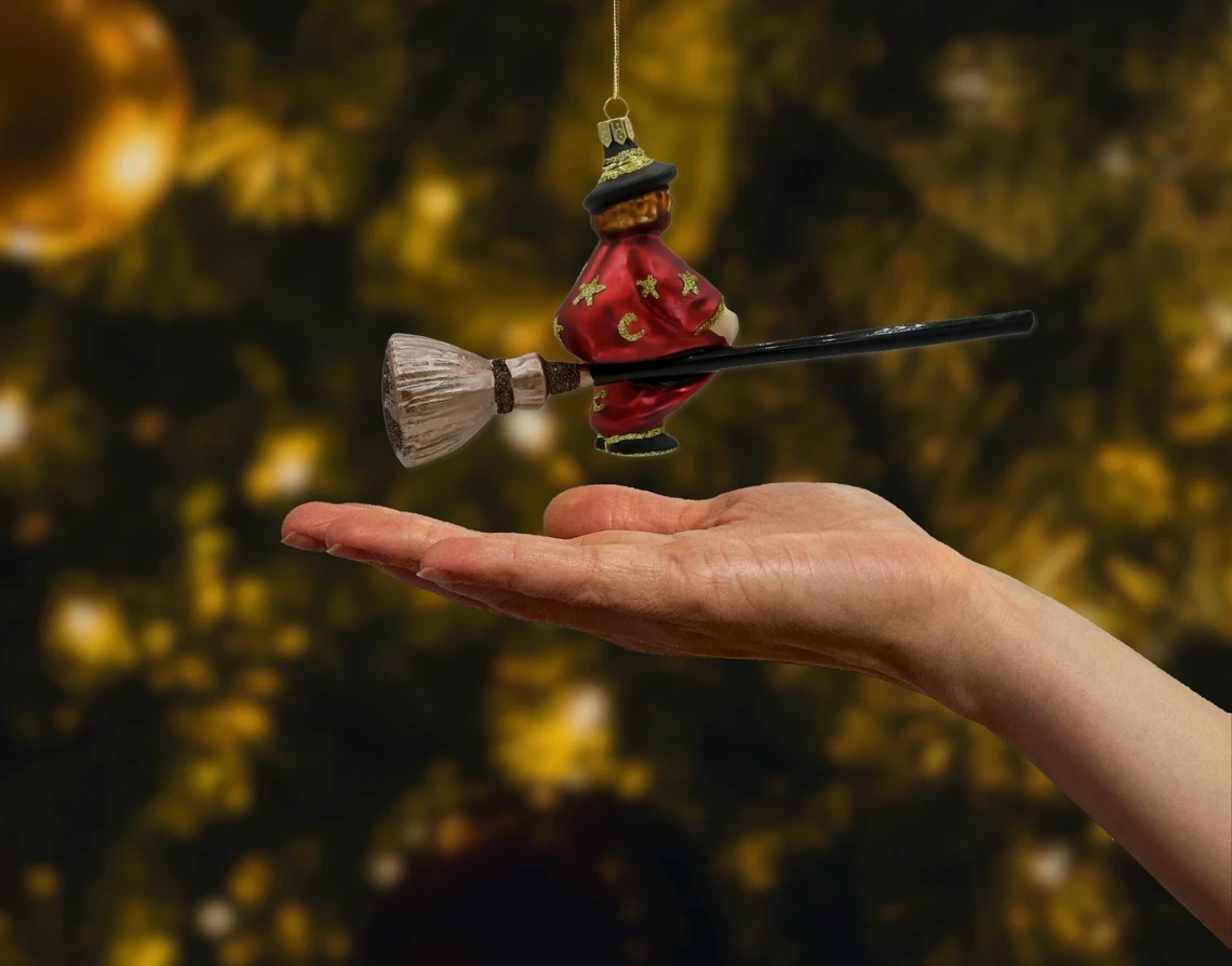 Bombka szklana figurka Czerwona Czarownica na Miotle realne zdjęcie