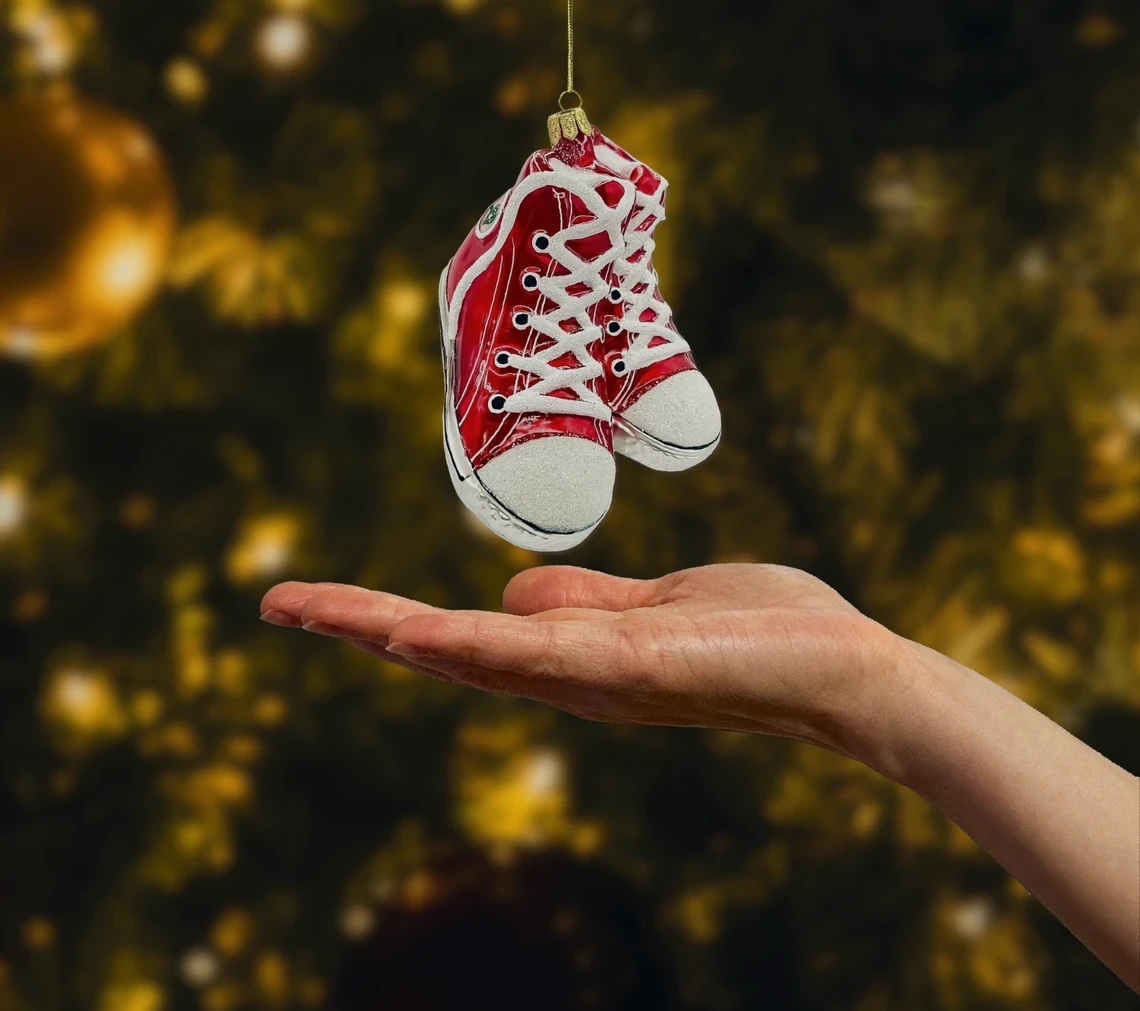 Bombka szklana figurka Czerwone trampki realne zdjęcie