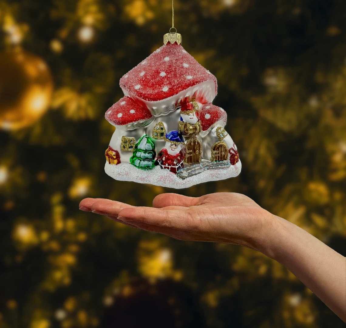 Bombka szklana figurka Domek Grzybek z Mikołajem realne zdjęcie