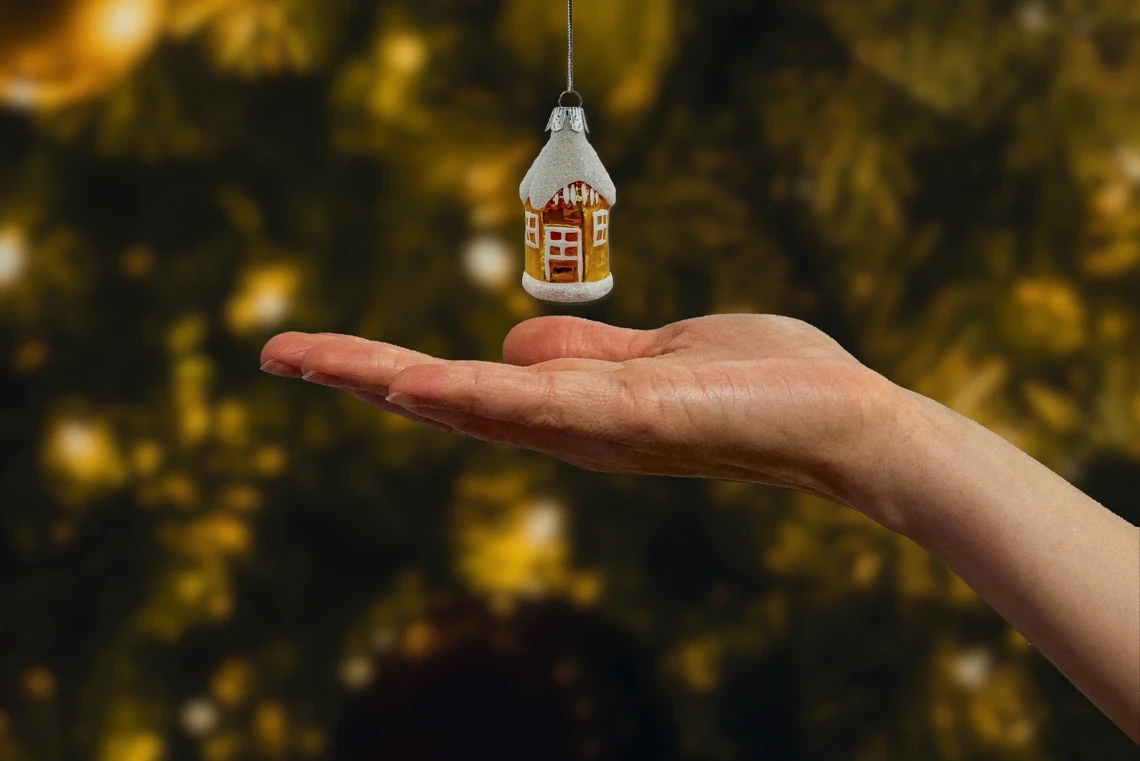 Bombka szklana figurka Domek PRL z lat '80: złoty realne zdjęcie