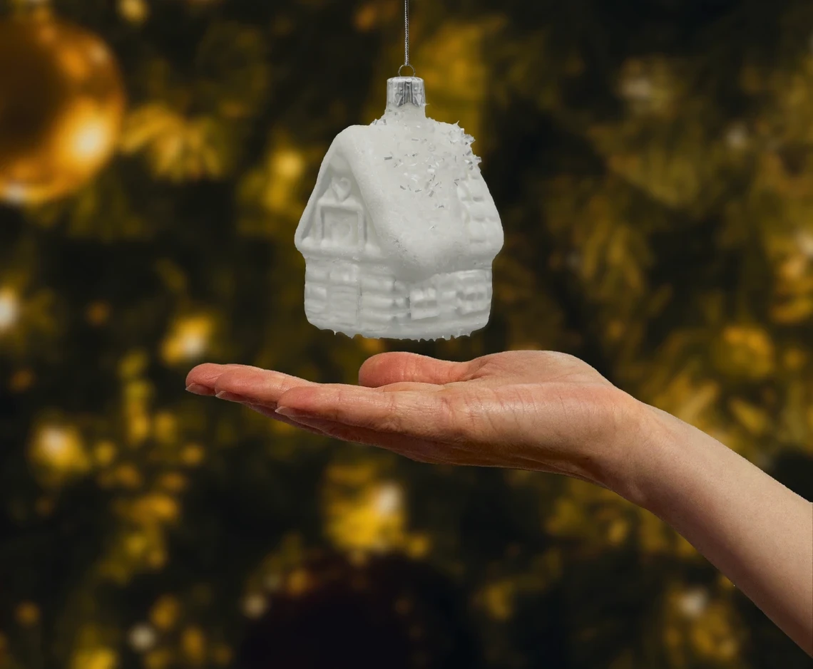 Bombka szklana figurka Domek w śniegu realne zdjęcie