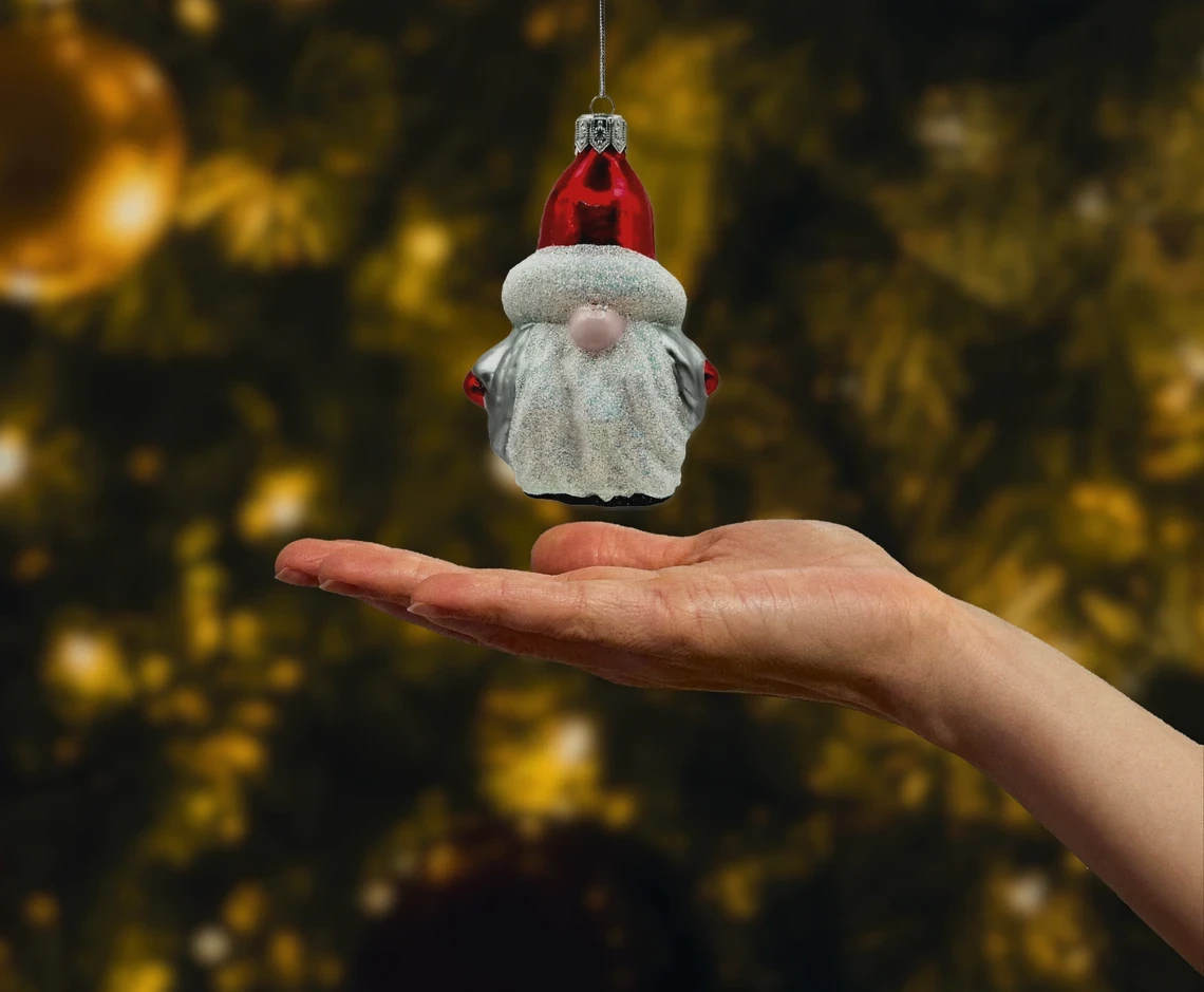 Bombka szklana figurka Gnom z czerwoną czapą realne zdjęcie