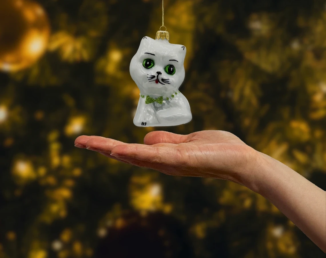 Bombka szklana figurka Kot z zieloną muchą: biały realne zdjęcie